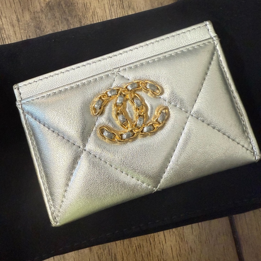 Chanel 19 cardholder